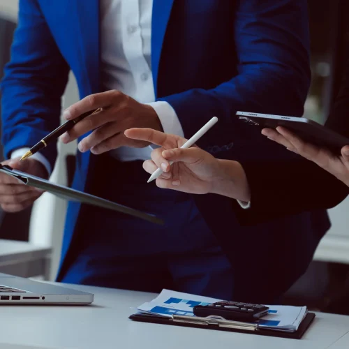 entrepreneur-asian-businessman-businesswoman-discussing-new-business-project-tablet-modern-meeting-modern-office-asian-business-casual-concept copiar